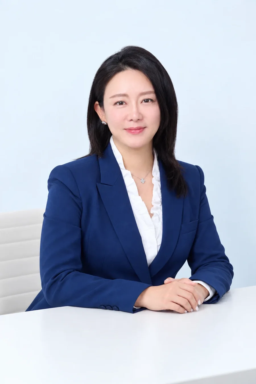 책상에 앉아 미소 짓는 유주영