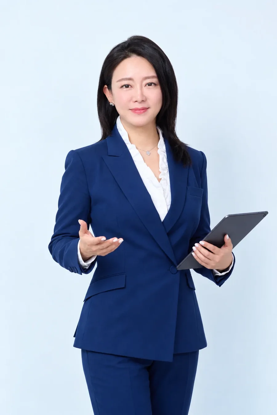 태블릿을 들고 설명하는 유주영